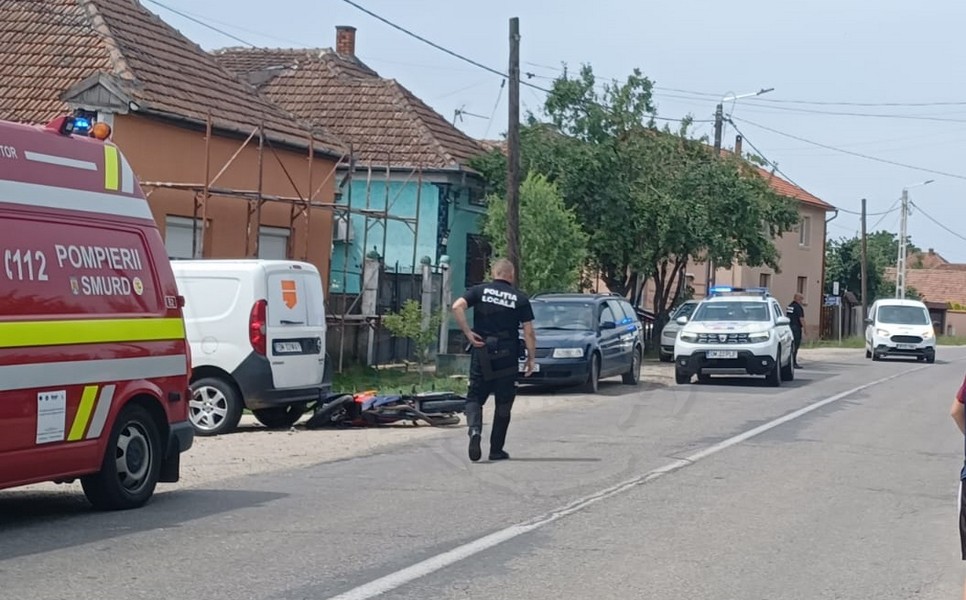 Accident în județul Satu Mare. A intrat cu mopedul într-un autoturism