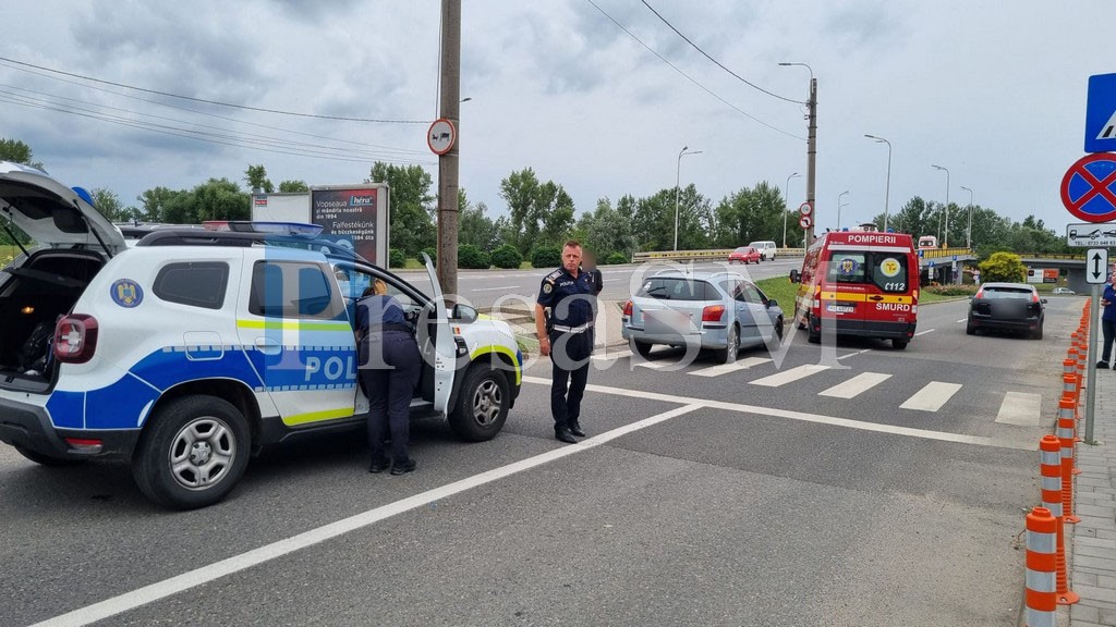 FOTO. Minoră (12 ani) lovită pe trecerea de pietoni, în centrul Sătmarului. Șoferul era băut