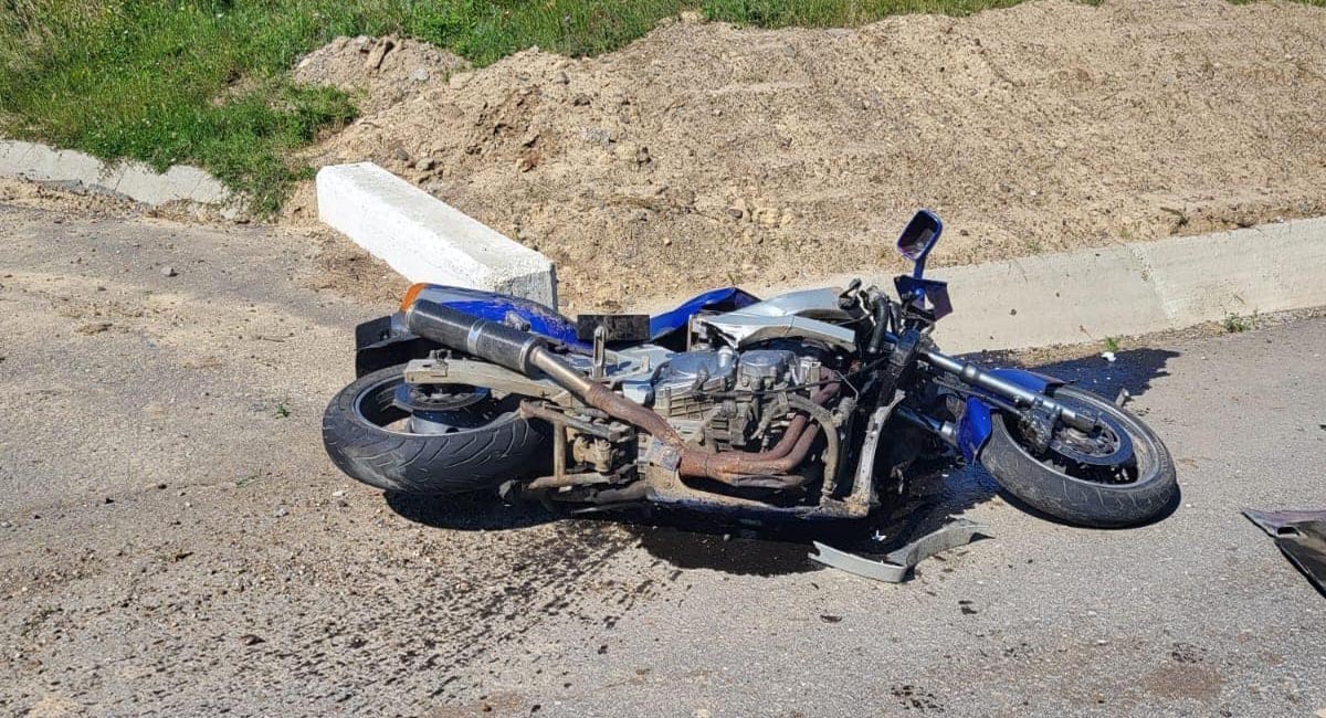 Motociclist accidentat grav în județul Satu Mare. A rămas inconștient pe șosea