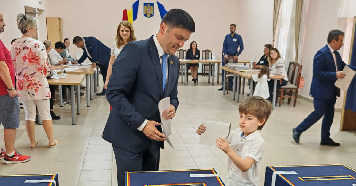 FOTO/VIDEO. Deputatul Adrian Cozma, printre primii politicieni la urne. Ce declarații a făcut liderul liberal