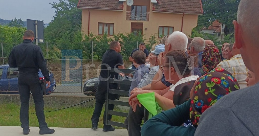 FOTO. Alegători scoși dintr-o secție de vot din județul Satu Mare. Se mai intră doar pe rând