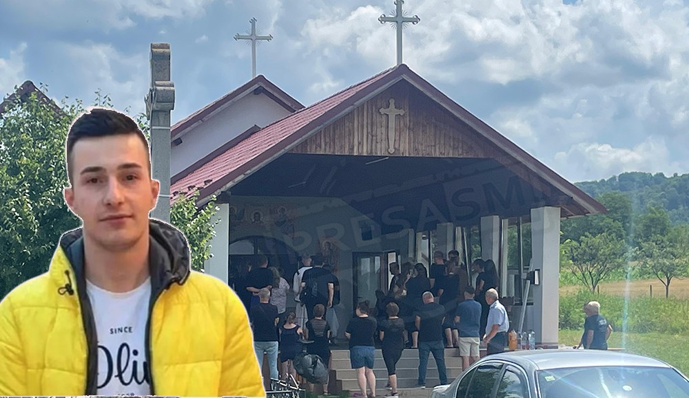 FOTO. Cristian s-a întors pentru ultima dată acasă. Lacrimi, flori și lumânări pentru tânărul sătmărean