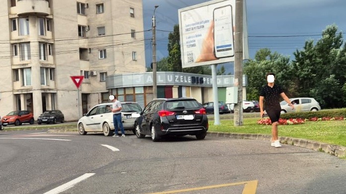 FOTO. Accident rutier în eternul ”sens fără sens” din municipiul Satu Mare