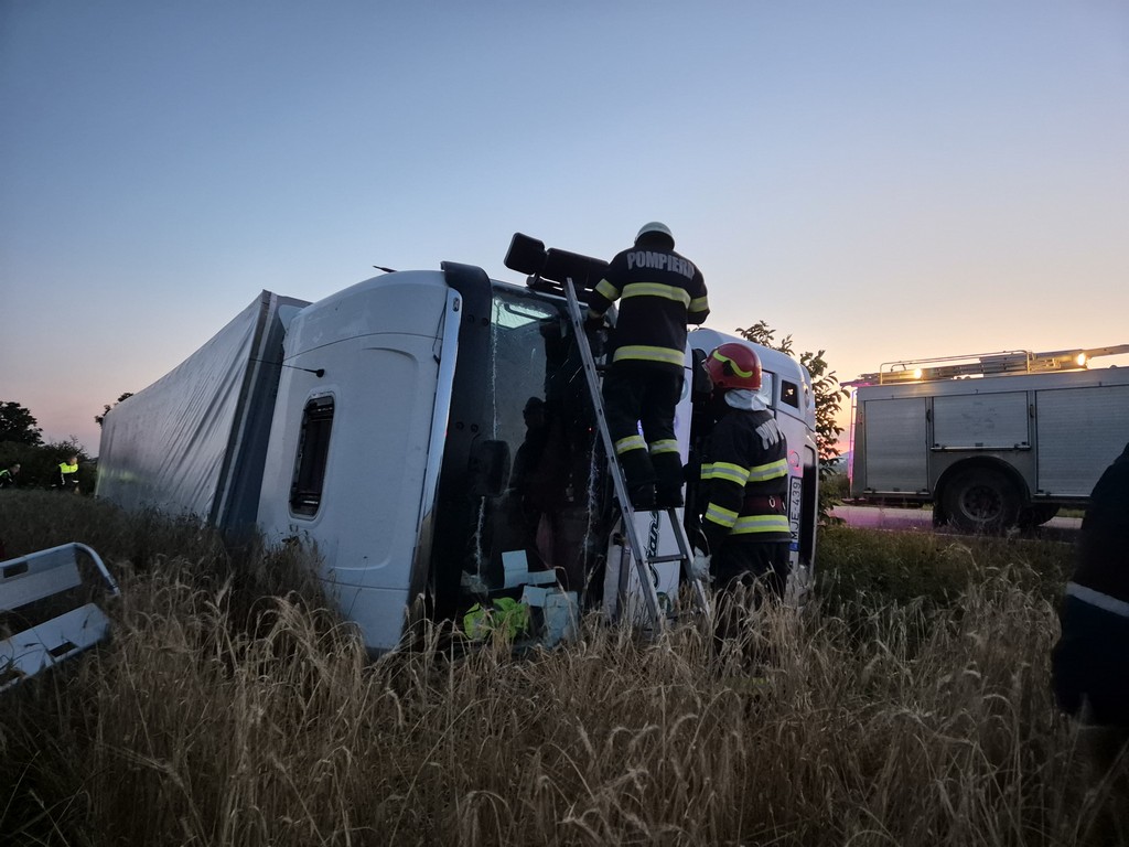 FOTO. Accident în județul Satu Mare. Cetățean maghiar, băut la volan, a ajuns cu TIR-ul în șanț