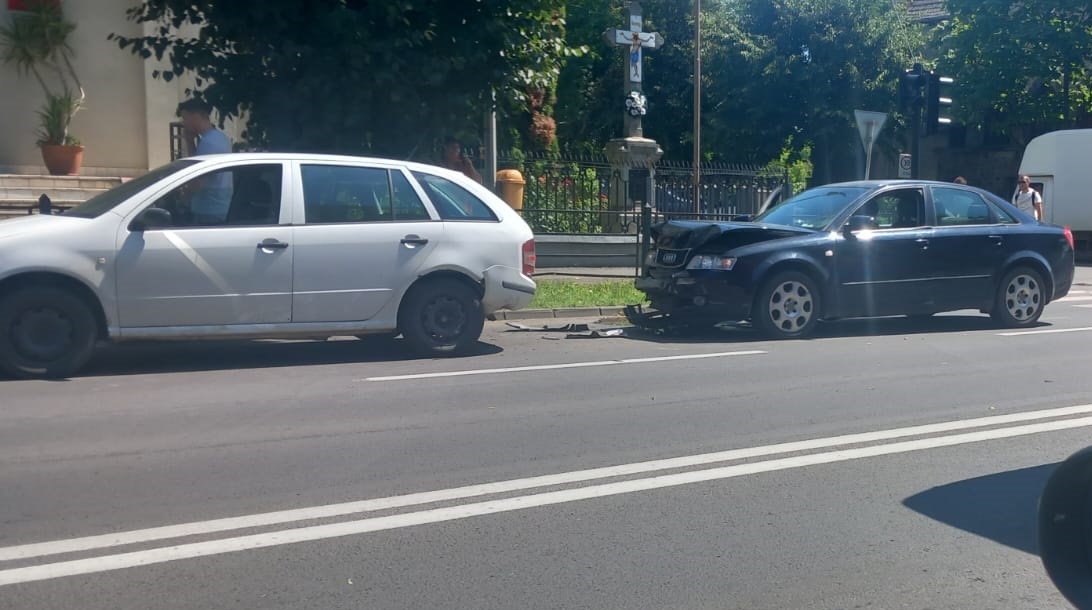 FOTO. Accident în lanț în Cartierul Soarelui din municipiul Satu Mare, în fața Bisericii Ortodoxe