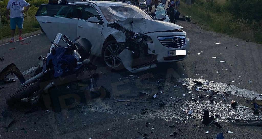 FOTO. Accident mortal în județul Satu Mare. A decedat motociclistul, șoferița mașinii ar fi vinovată