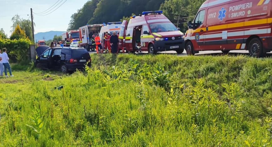 FOTO. Plan roșu activat în județul vecin. Accident cu 12 persoane implicate, șase victime la spital