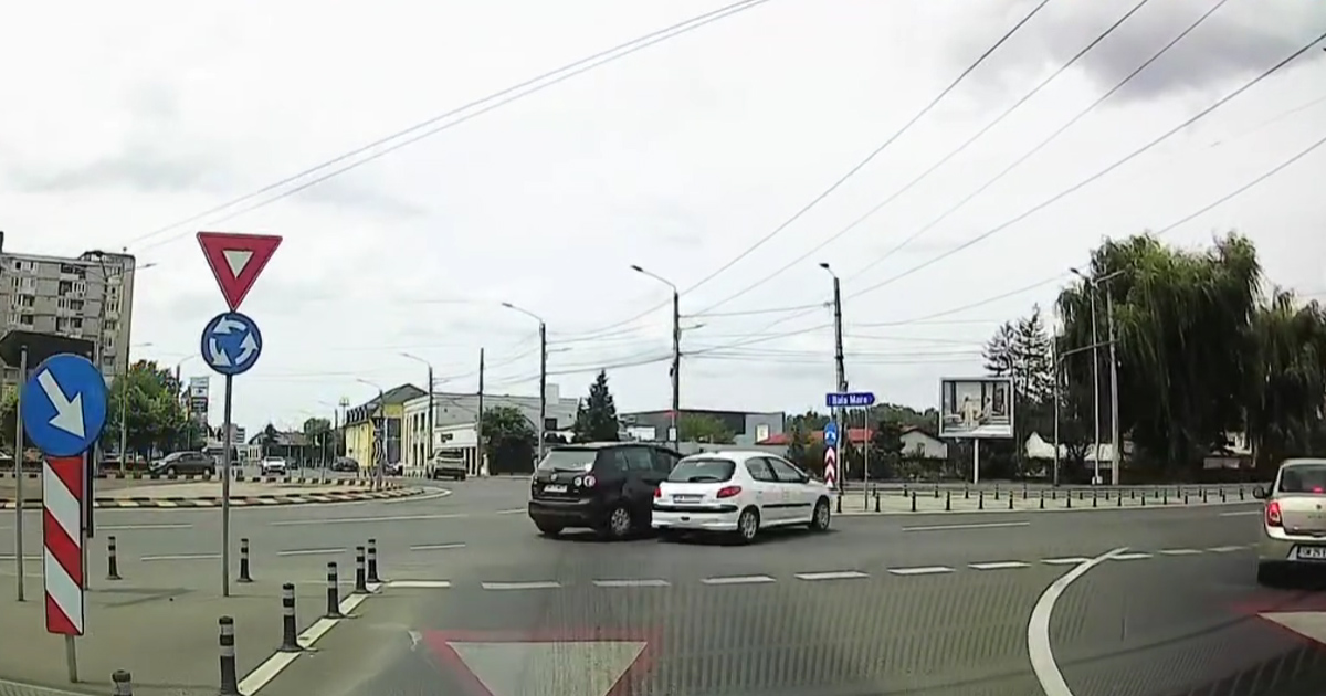 VIDEO. Accident în sensul giratoriu de la Burdea. Impact între două mașini