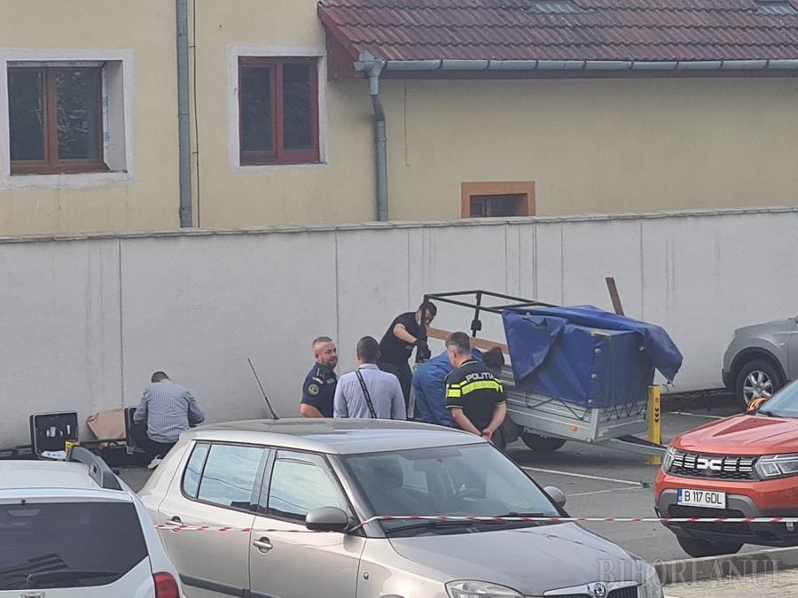 FOTO. Descoperire șocantă în județul vecin: Cadavrul unei femei, găsit într-o remorcă, în curtea unor blocuri