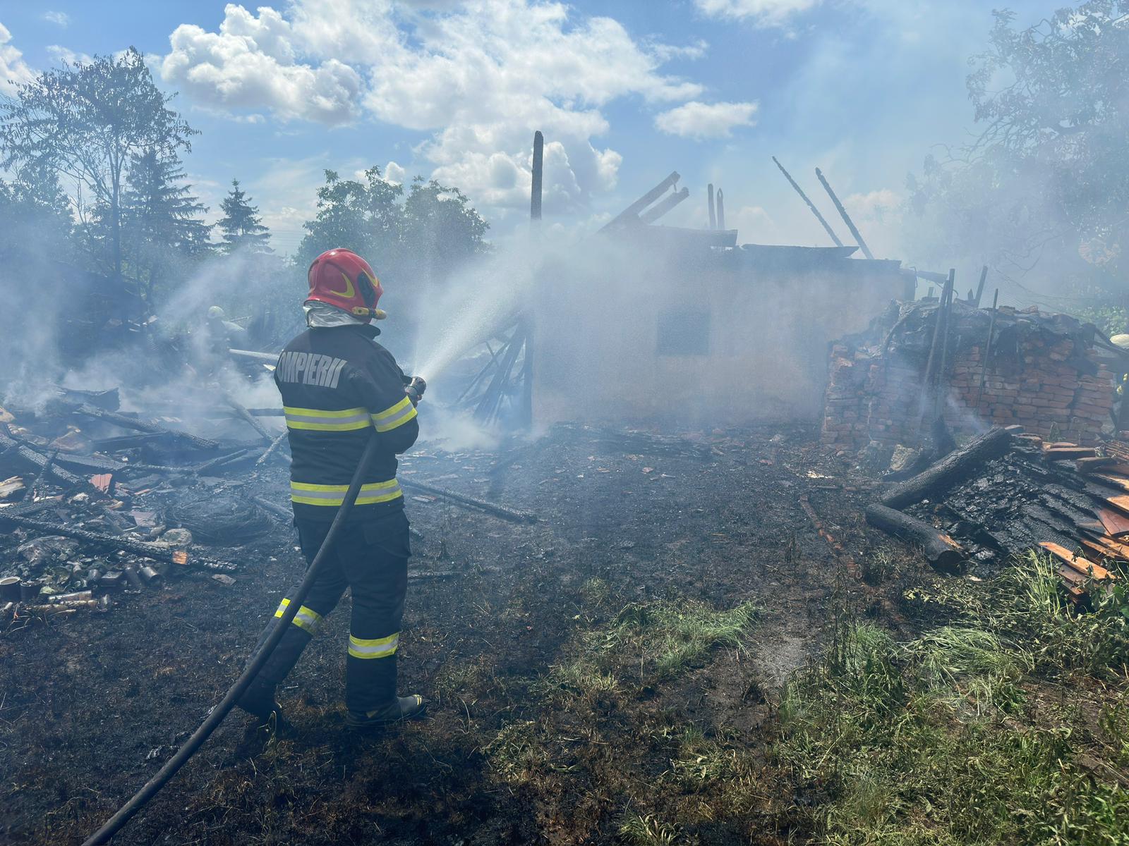 FOTO. Un copilaș de șase ani din Satu Mare, lăsat să se joace cu focul. S-a aprins întreaga șură. Flăcările amenințau casa de locuit