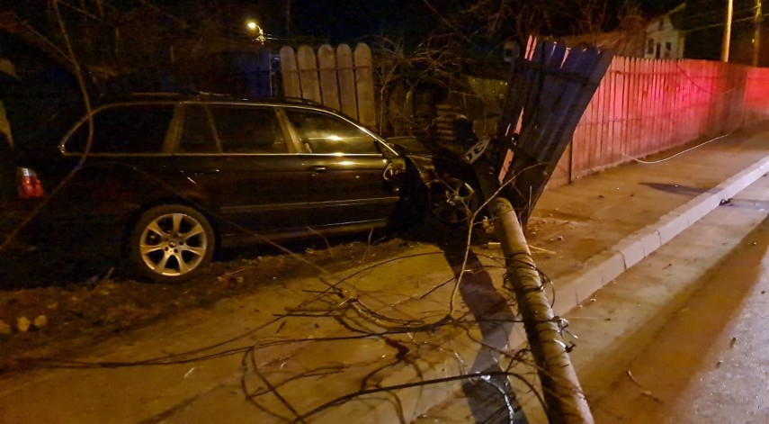 Un sătmărean a făcut praf Codul Rutier. L-au prins polițiștii după ce a lovit un stâlp de electricitate