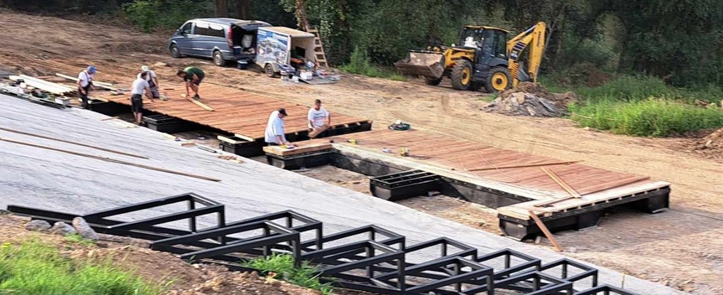 FOTO/VIDEO. Se montează pontoane pe Someș, în centrul municipiului Satu Mare