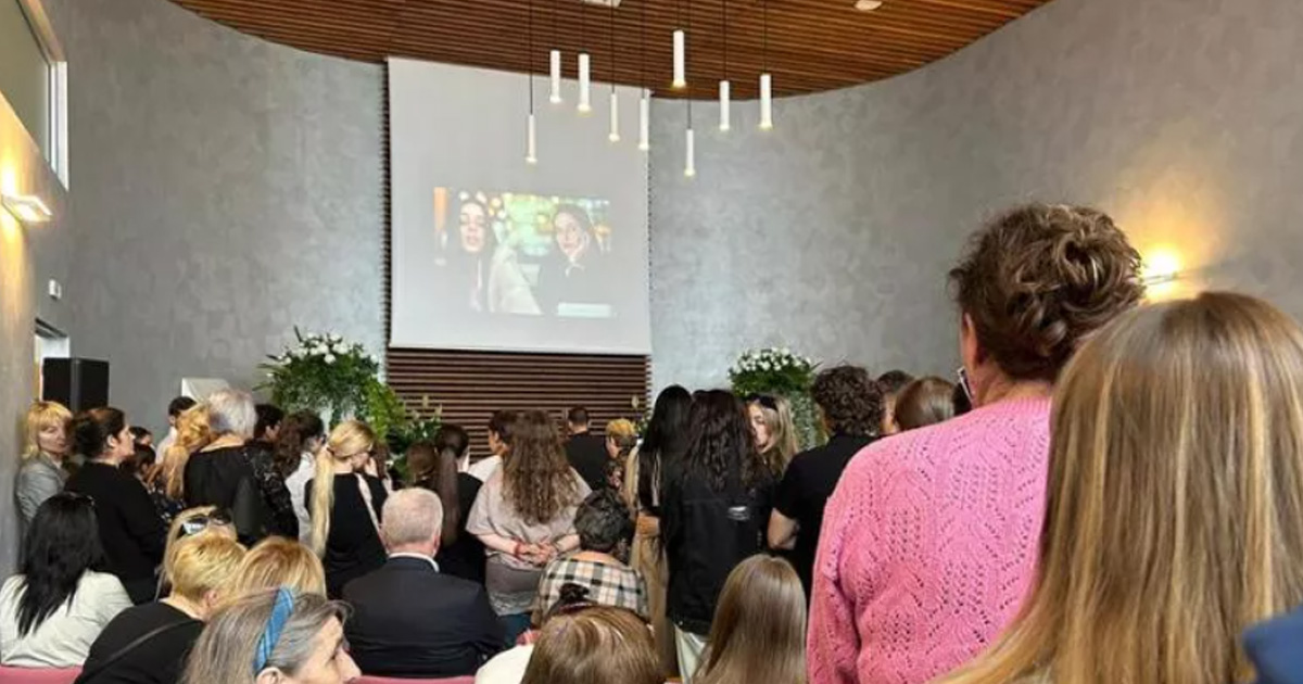 FOTO. Lacrimi și durere la slujba de rămas-bun pentru Patricia și Bianca. Vor fi înmormântate la Tarna Mare