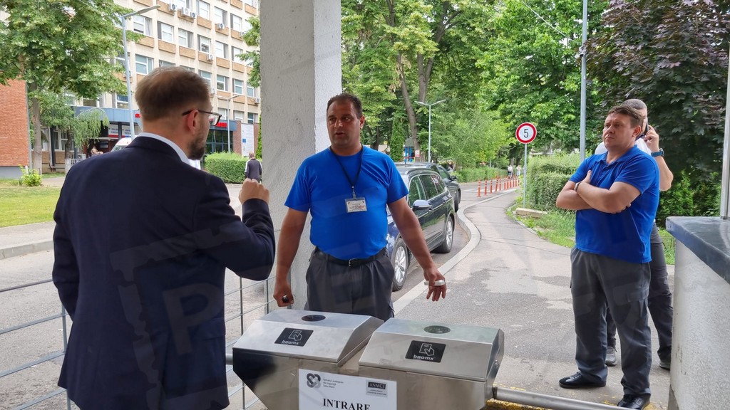 FOTO/VIDEO. POLIȚIA CONFIRMĂ! Paznicii Spitalului Județean și-au depășit atribuțiile