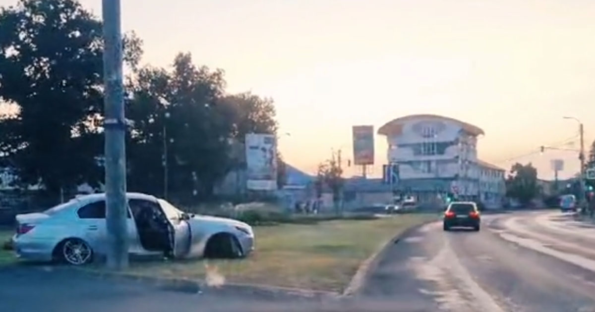 VIDEO. Accident lângă Finanțe, în Satu Mare. Un BMW a ratat la ”mustață” un stâlp