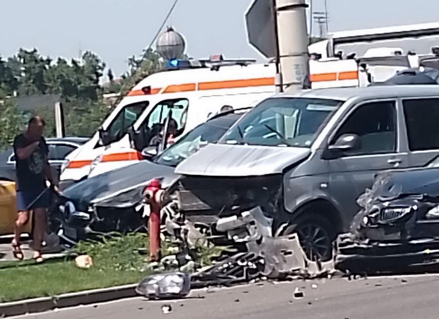 FOTO. Accident grav în județul vecin. Un BMW și un Mercedes, făcute praf. Două persoane rănite