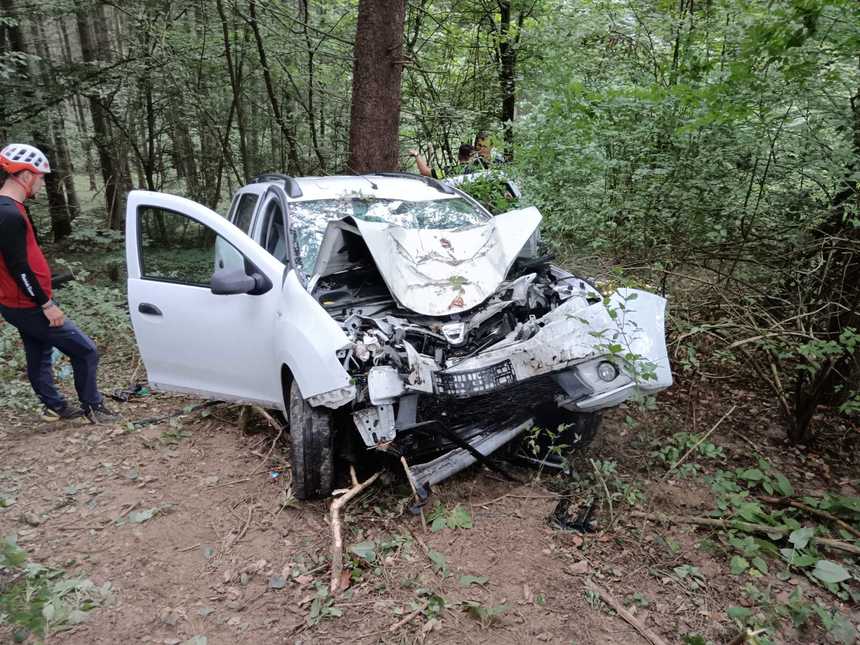 FOTO. Accident cumplit în țară. Mașină cu 5 pasageri, din Maramureș, căzută într-o râpă. Un om a murit