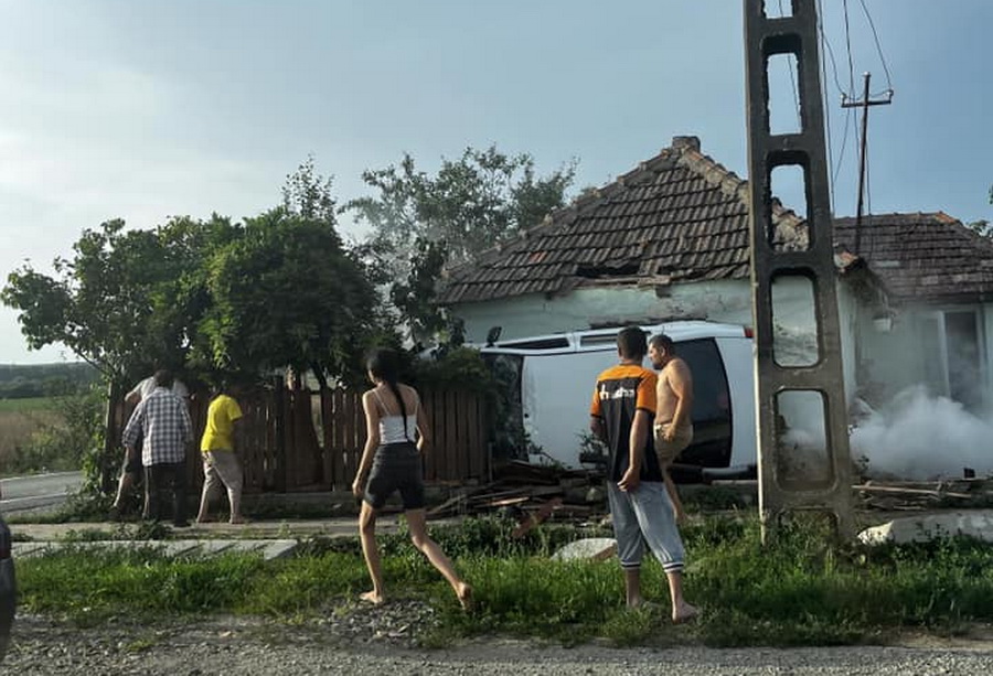 FOTO. Accident cumplit în județul vecin. Bărbat ucis în timp ce stătea pe bancă. L-a lovit o mașină ieșită de pe carosabil