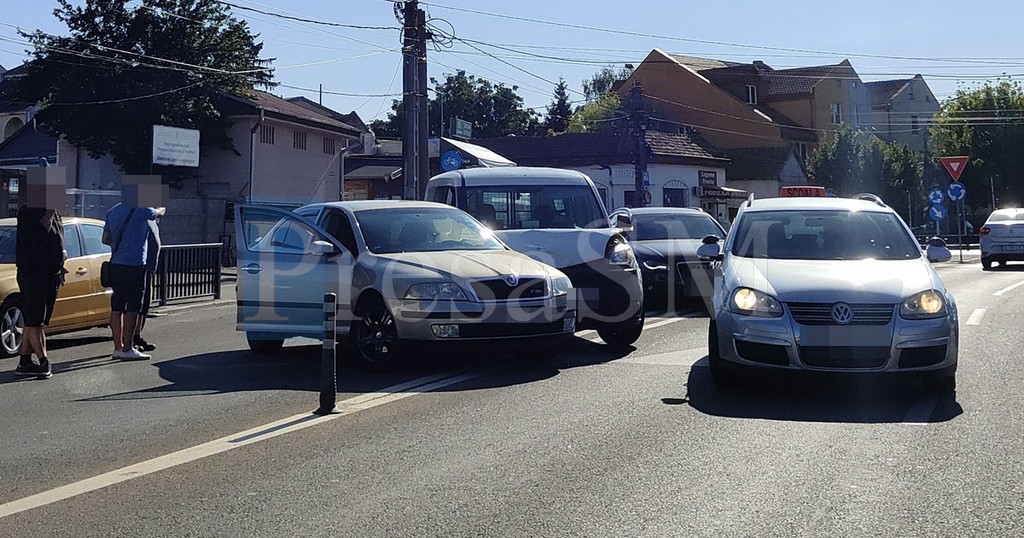 FOTO. Accident la Piața de Vechituri, în municipiul Satu Mare. Eternele discuții în trafic