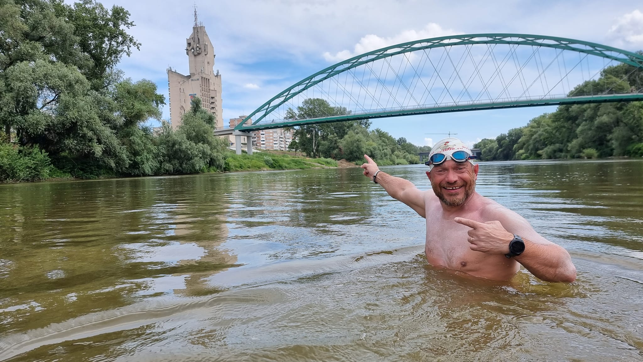 FOTO. Cursă epică pe Someș, finalizată cu succes. Celebrul înotător Avram Iancu a trecut prin Satu Mare