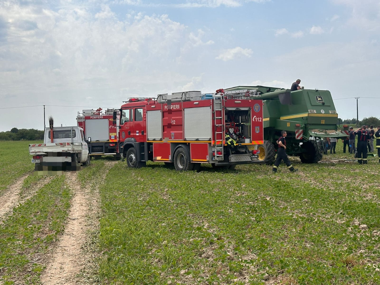 FOTO. O combină a luat foc! Un sătmărean a suferit arsuri, dus la Urgență