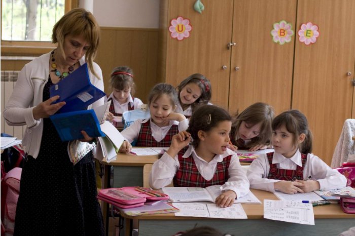 Uniforme obligatorii în școli. Ar urma să fie acordată gratuit elevilor. Proiect de lege