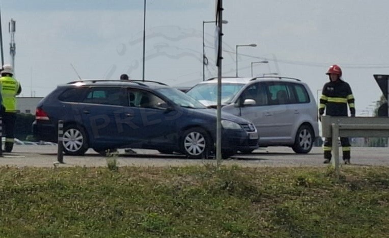 FOTO. Accident rutier pe B-dul Lucian Blaga din Satu Mare. Pompierii intervin