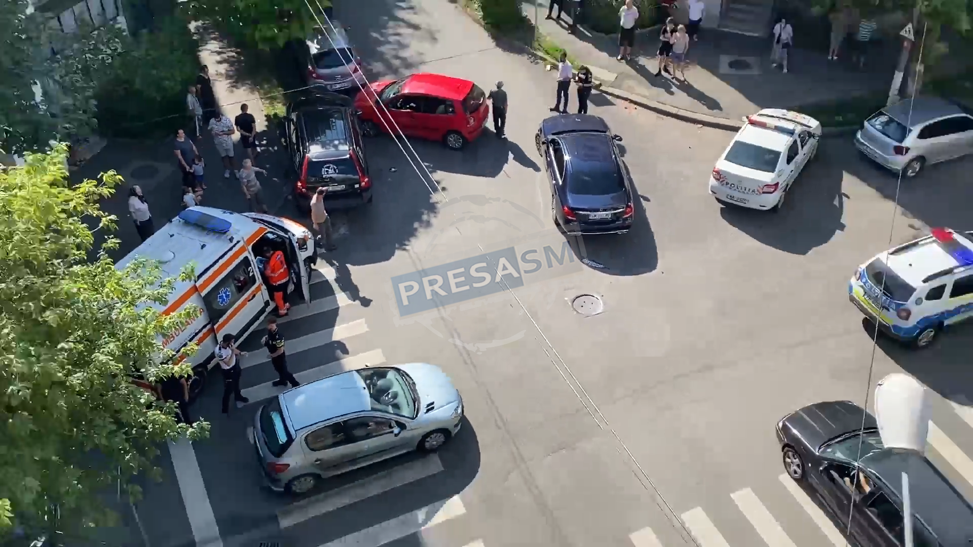 VIDEO. Accident rutier cu 3 mașini, aparent și o victimă, în Cartierul Micro 16 din Satu Mare