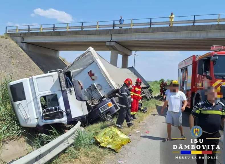 FOTO. Tragedie pe șoselele din România. Accident cu 3 morți și 4 răniți