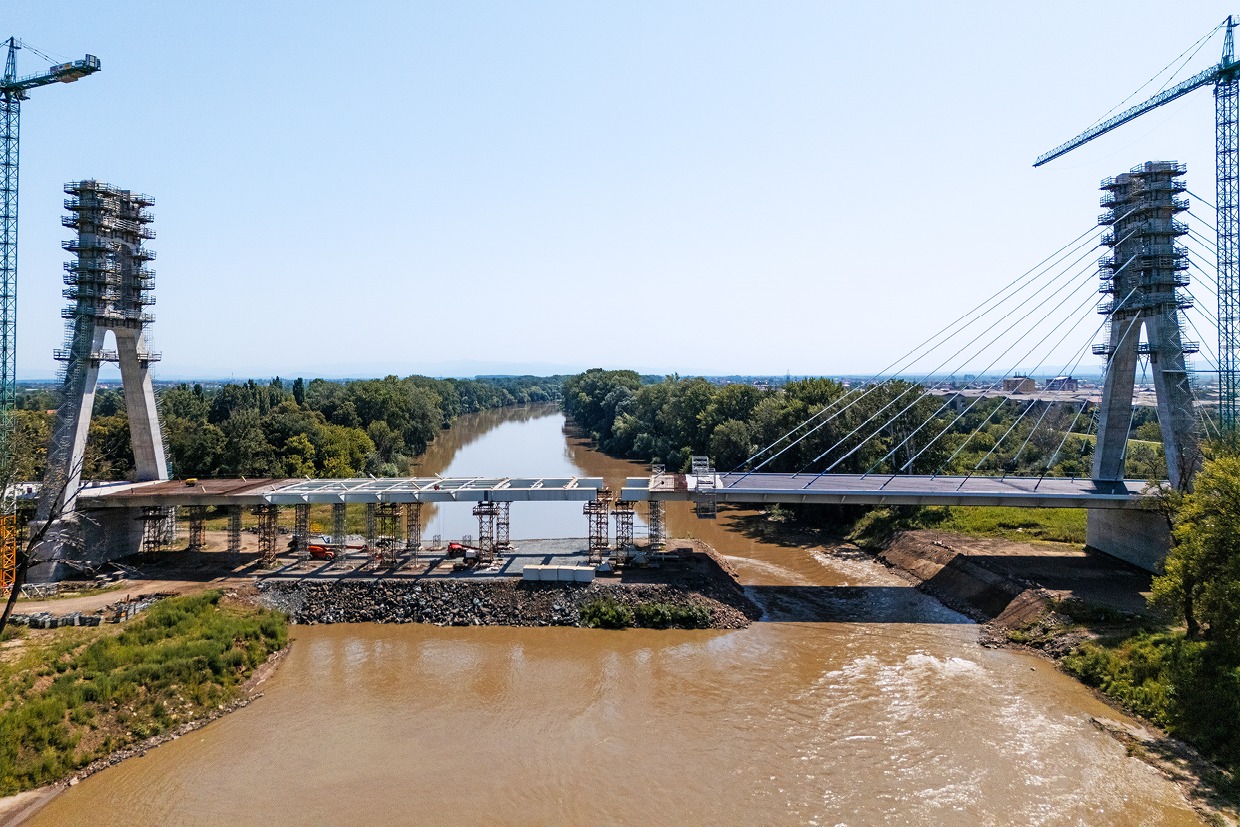 FOTO/VIDEO. Moment istoric. Se unesc cele două părți ale uriașului pod din Satu Mare