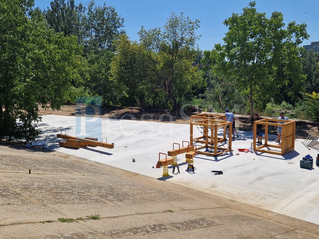 FOTO. Avansează proiectul pentru amenajarea malurilor Someșului. Se lucrează la zona de joacă pentru copii