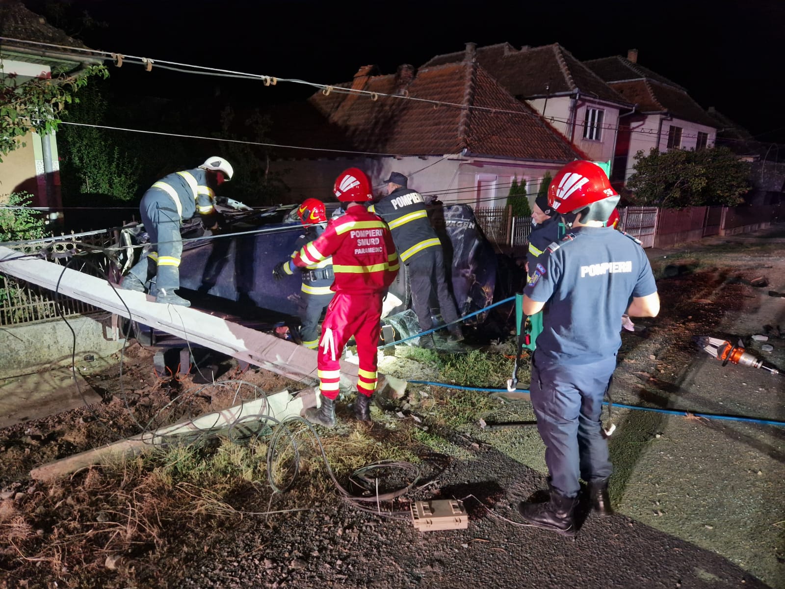 FOTO. Un tânăr sătmărean a spulberat un stâlp cu mașina și s-a răsturnat