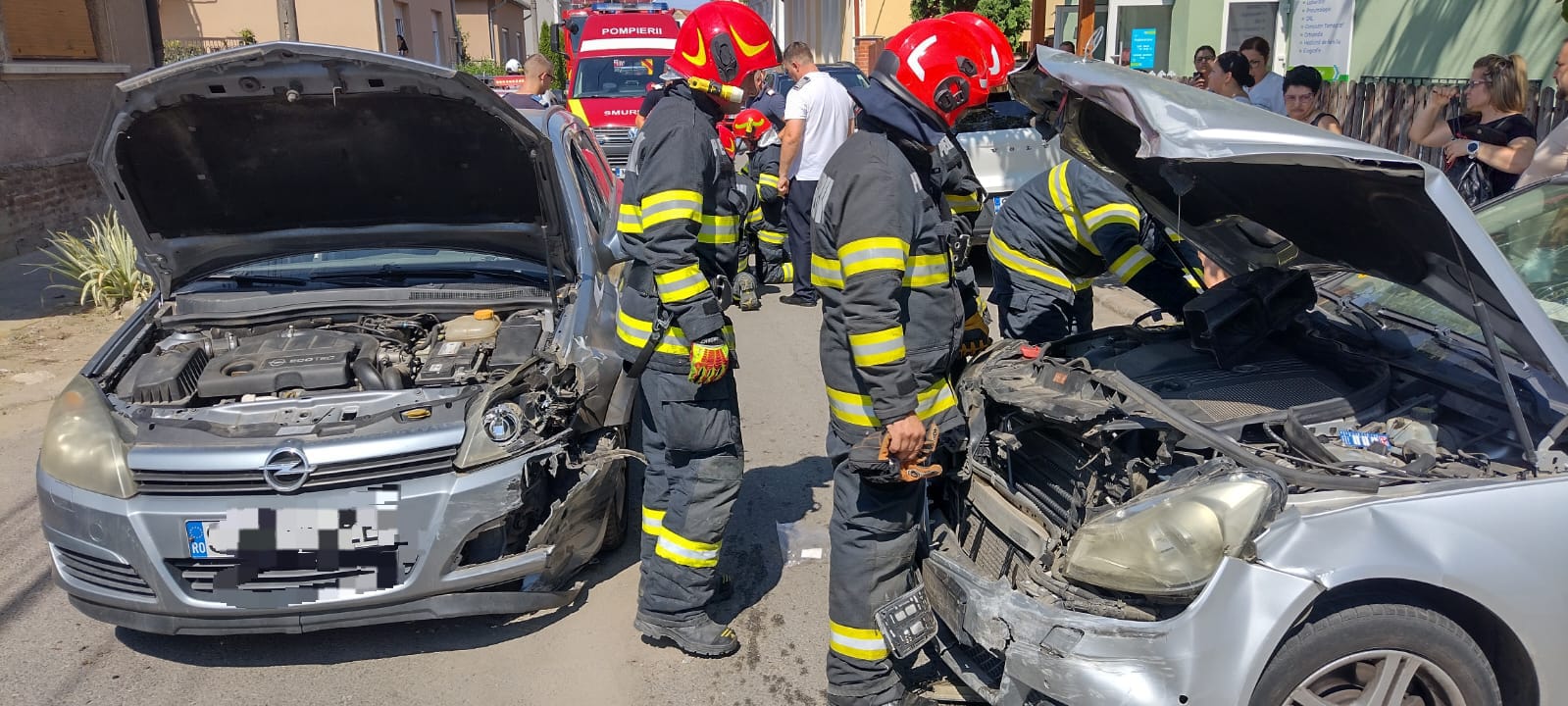FOTO. Coliziune violentă între 2 mașini, în Carei. Șofer încarcerat