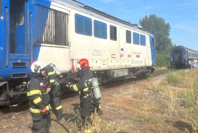 FOTO. A luat foc locomotiva trenului Satu Mare - Oradea. Zeci de persoane evacuate