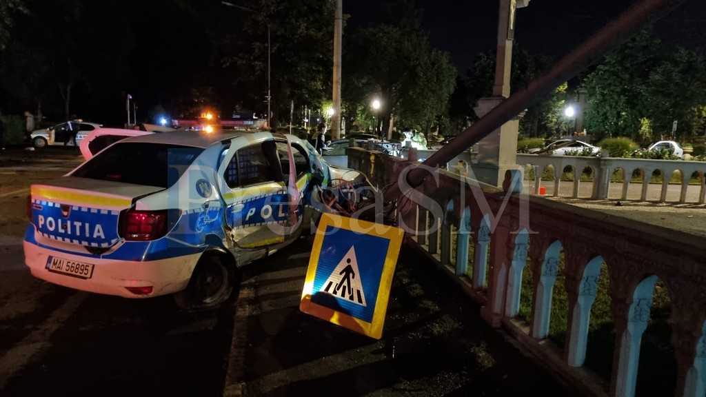 FOTO/VIDEO. Doi polițiști răniți în Satu Mare! Autospecială proiectată în gardul bisericii