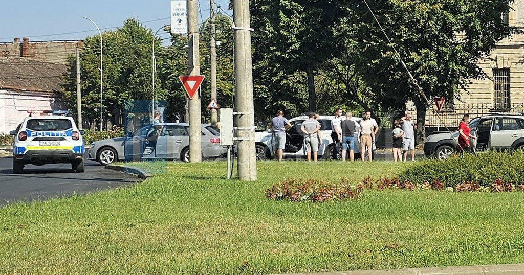 FOTO. Accident în lanț la Satu Mare. Impact între trei mașini în Piața Romană