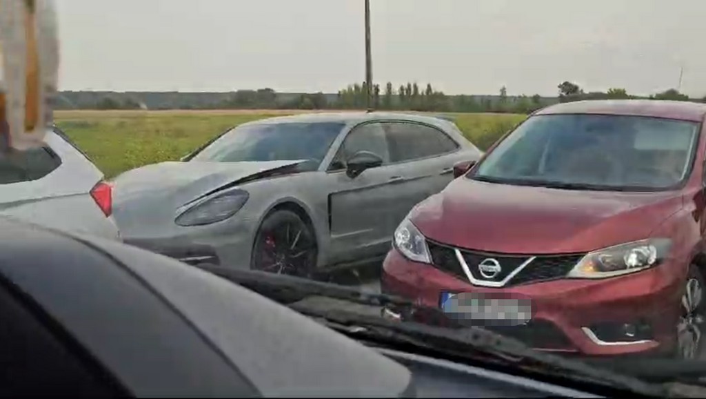 VIDEO. Accident în județul Satu Mare. Impact între o Skoda și un Porsche