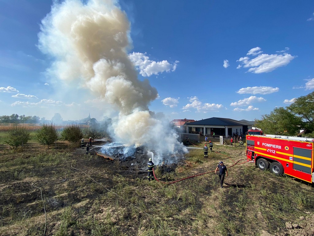 FOTO. Un nou incendiu de vegetație în județul Satu Mare. Pompierii trag un semnal de alarmă