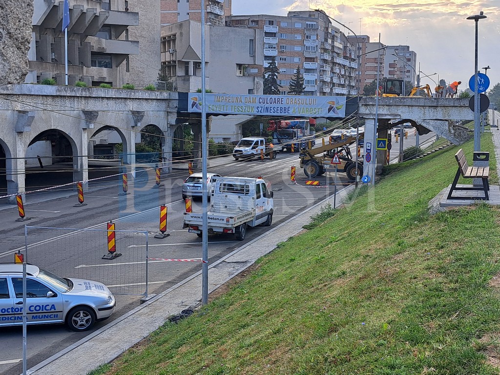 FOTO/VIDEO. A început reabilitarea pasarelelor pietonale în Centrul Nou. Restricții pe bulevardul Transilvania