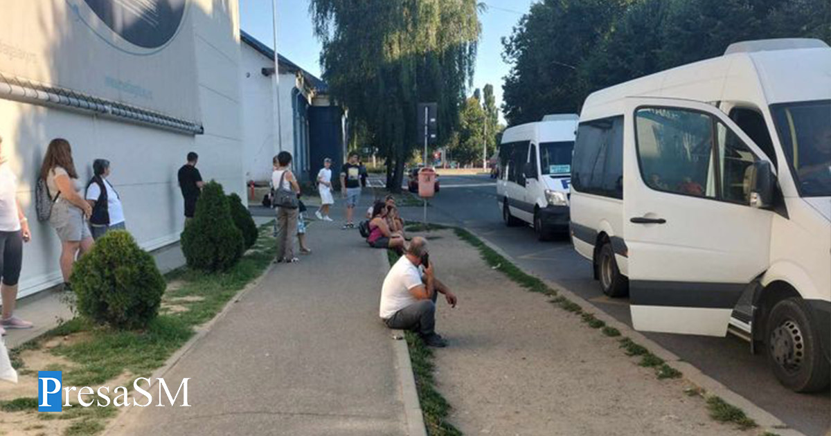 FOTO. Navetiștii care vin în Satu Mare cer respect și condiții decente. Nevoiți să stea pe jos, în ploaie sau caniculă