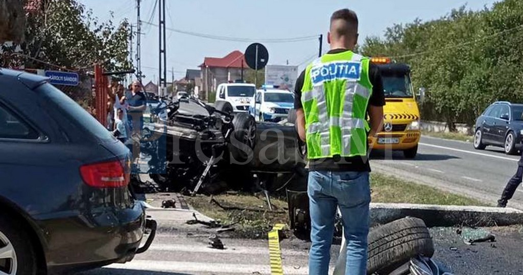 FOTO. Accident grav, cu cel puțin doi răniți, în județul Satu Mare. A lovit un cap de pod, apoi s-a răsturnat cu mașina