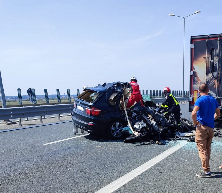 FOTO. Accident grav în vestul țării. A mers cu TIR-ul înapoi pe autostradă. Impact între camion și BMW