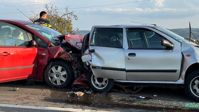 FOTO. Accident în lanț, cu șase mașini, în județul vecin. Șapte persoane au ajuns la spital