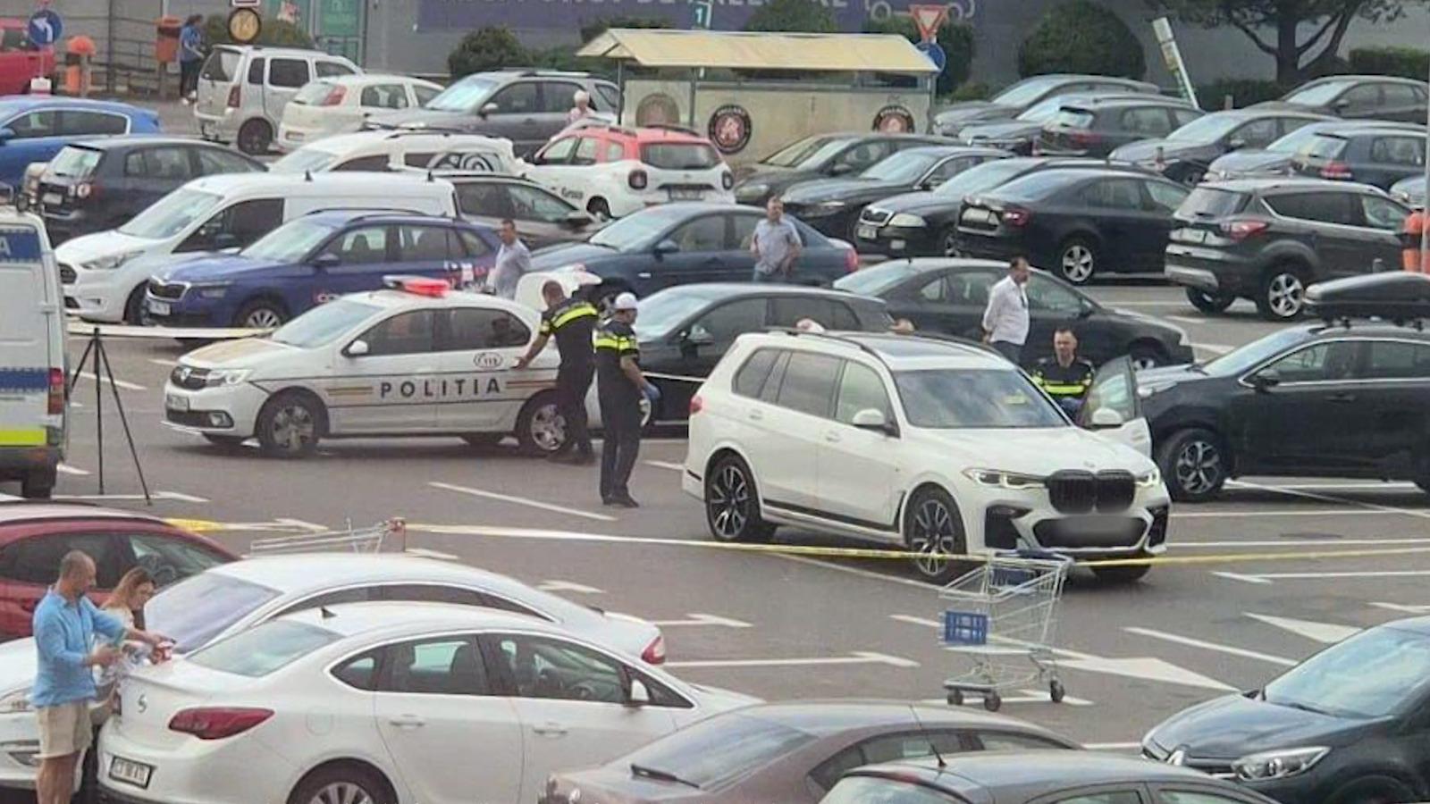 FOTO. Accident șocant în țară. Femeie, călcată cu maşina de copilul de 6 ani