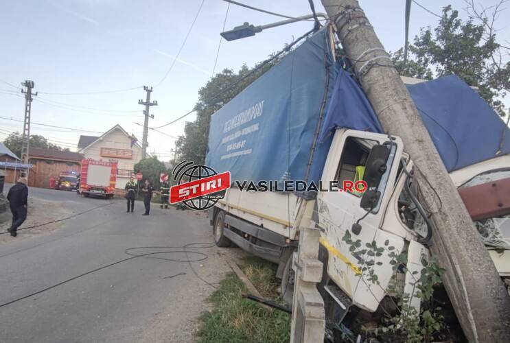 FOTO. Un sătmărean a intrat cu camionul în stâlp! O sătmăreancă a ajuns la spital