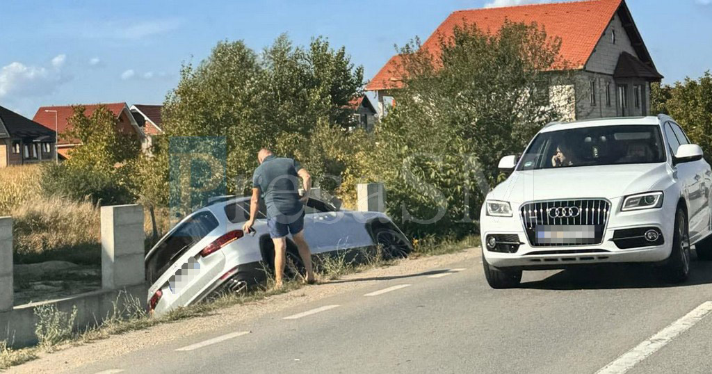 FOTO. Accident în Botiz. O femeie a ajuns cu mașina în șanț, ”ajutată” de un șofer beat
