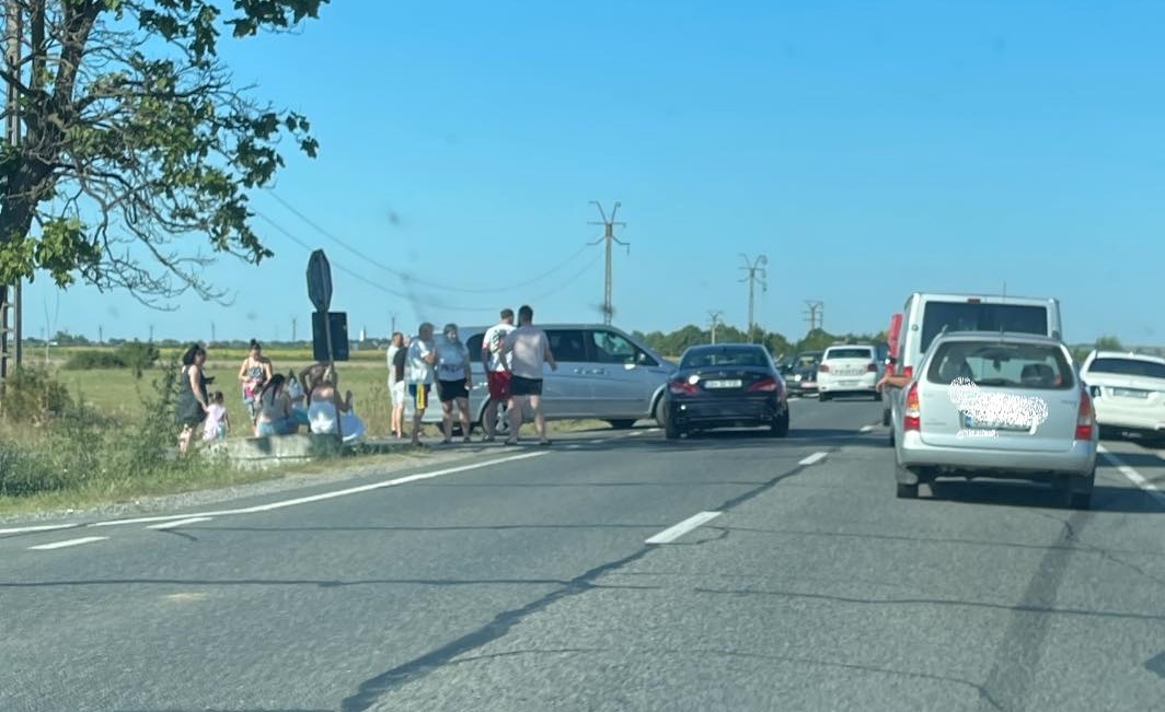 Accident foarte grav pe DN19. Un motociclist a rămas fără o mână după ce s-a lovit de o mașină