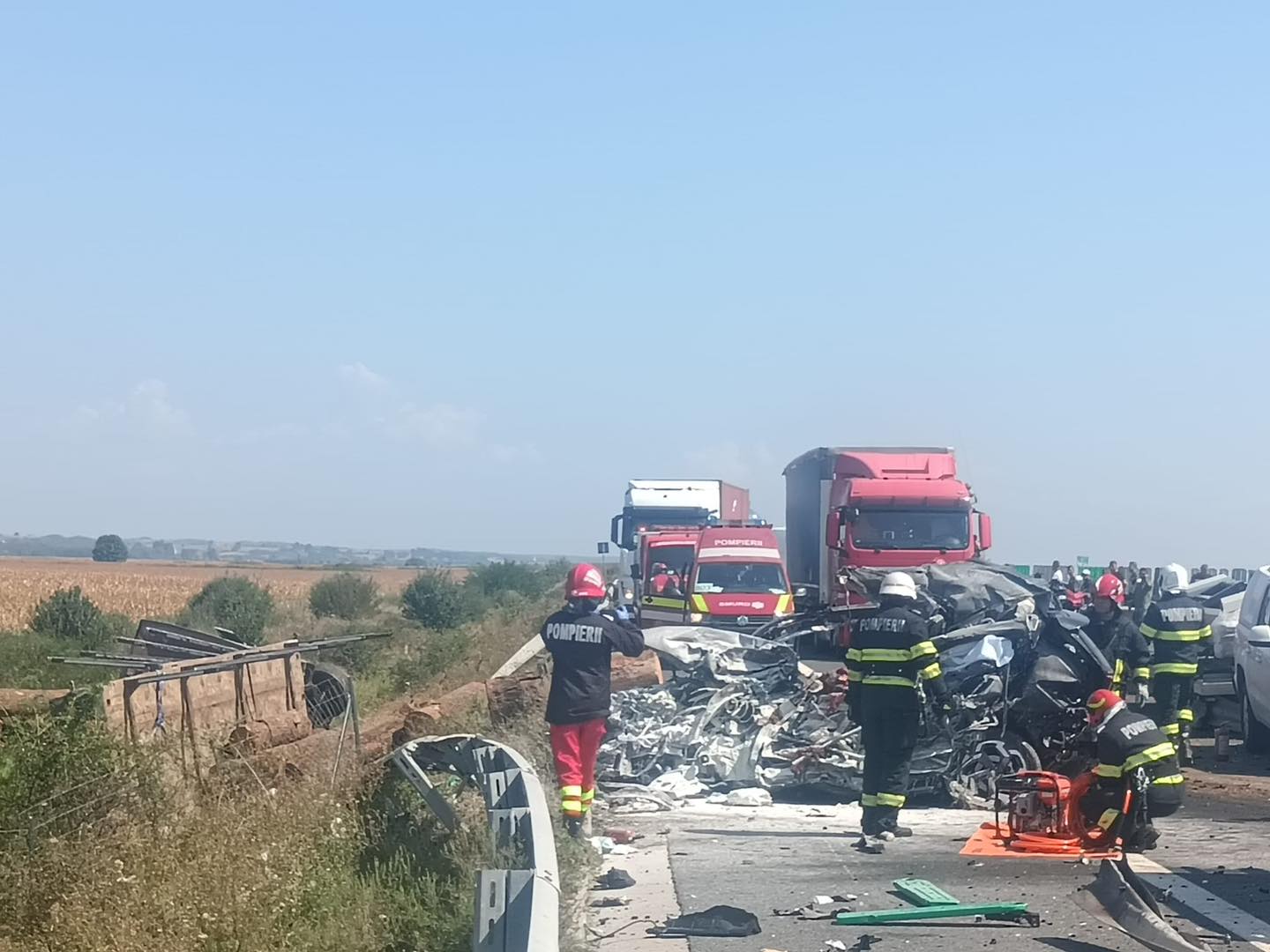 FOTO. Accident cumplit în țară. Consulul Ungariei la București a murit. Mașina sa a fost strivită de un camion