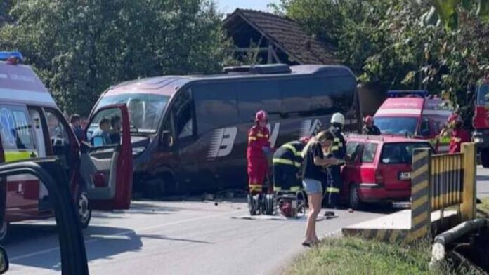 FOTO. Sătmăreancă rănită într-un accident în Bihor. Șoferul s-a izbit frontal de un autobuz