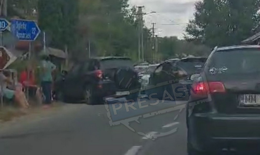 FOTO. Doi sătmăreni au ajuns la Urgență după un accident rutier în lanț